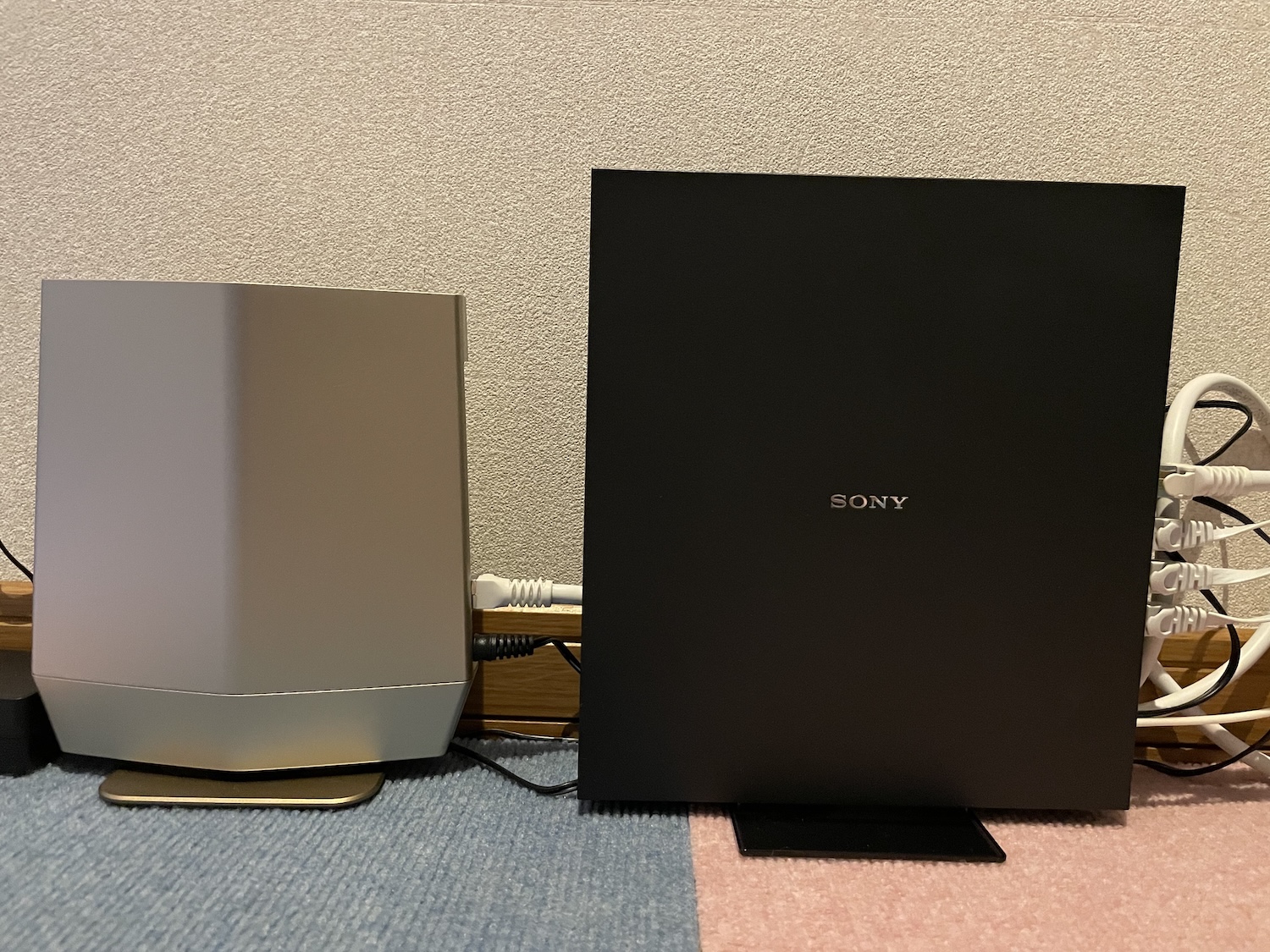 左:バッファロー製Wi-Fiルーター、右:NURO光ONU(NSD-G3100T)